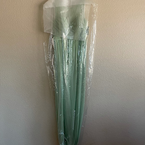 NWT Davids Bridal Bridesmaid or Prom Dress - Picture 2 of 4